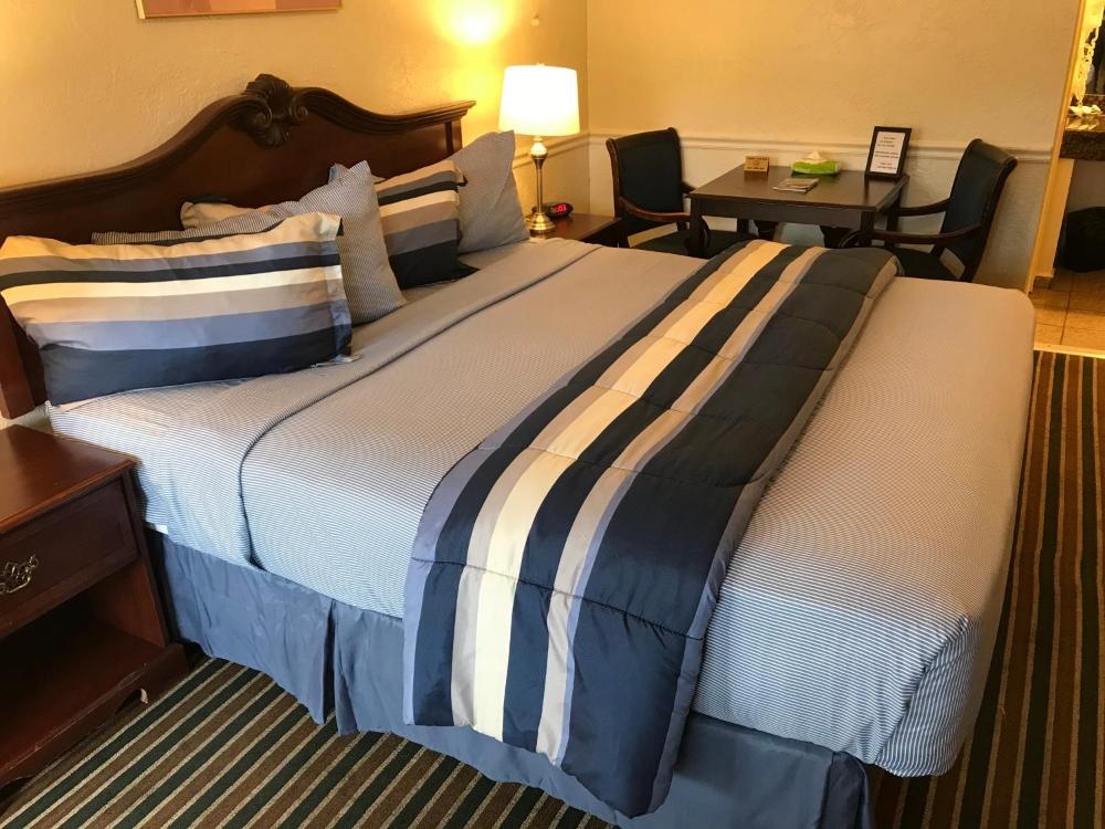 Monterey Pines Inn